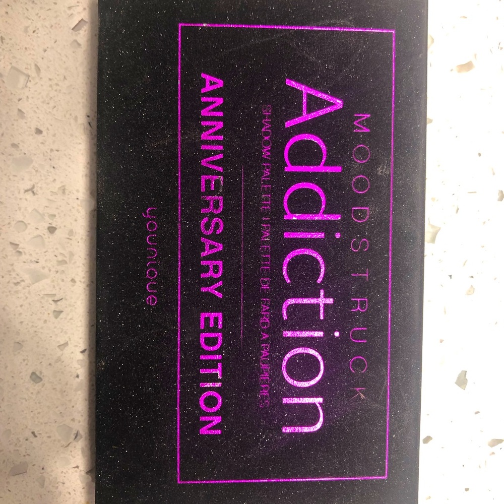 Younique Addiction Pallete